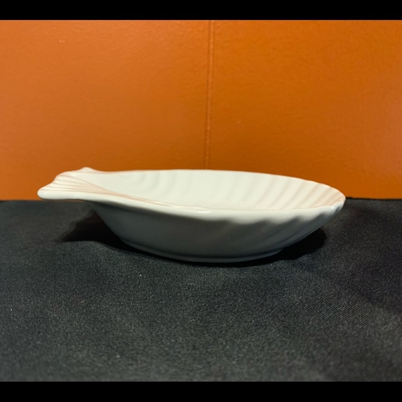 Bright White China Shell-Shaped Dish - Picture 5 of 14